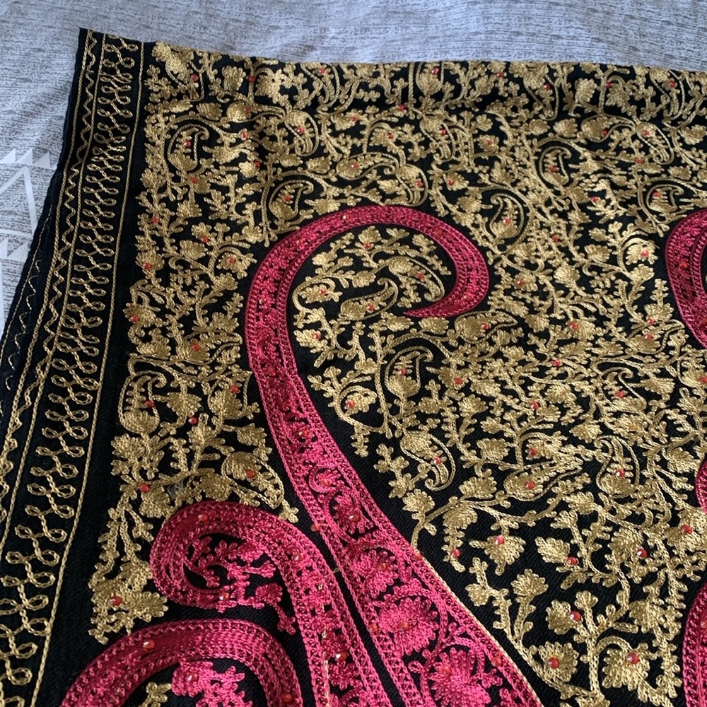 Sequenced Shall Scarf - Picture 8 of 8